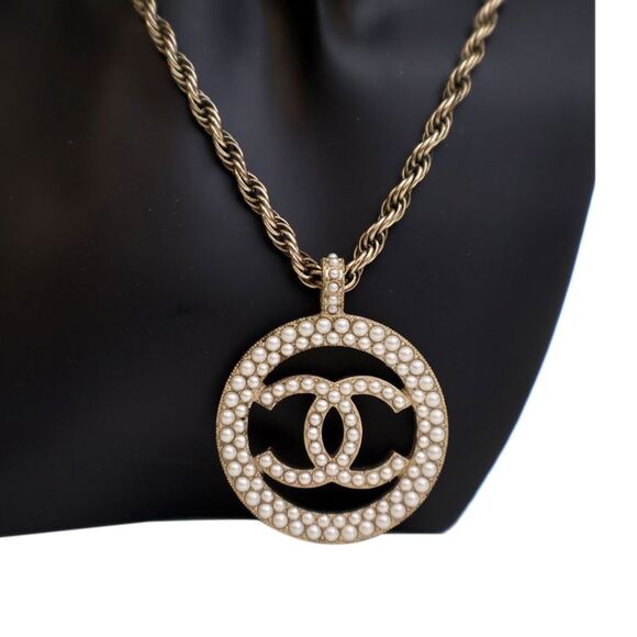 Pre Loved chanel Women Gold Necklaces - Picture 1 of 8